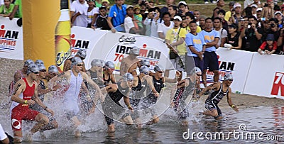 编辑类照片: Ironman菲律宾种族启动游泳